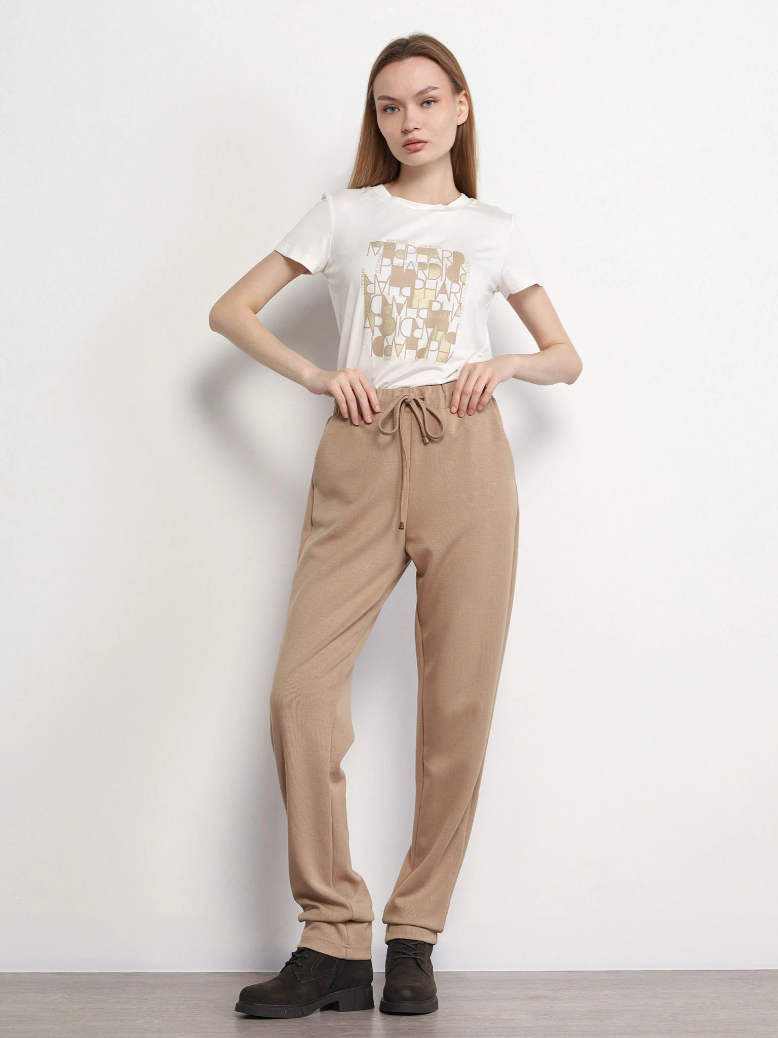 Брюки трикотажные бежевого цвета с эластичным поясом